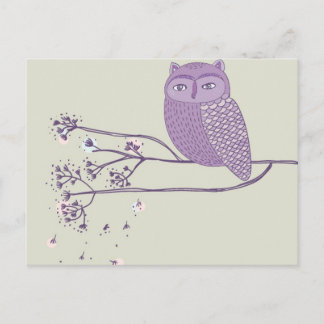 Carte Postale Hibou violet mignon sur la branche d'arbre