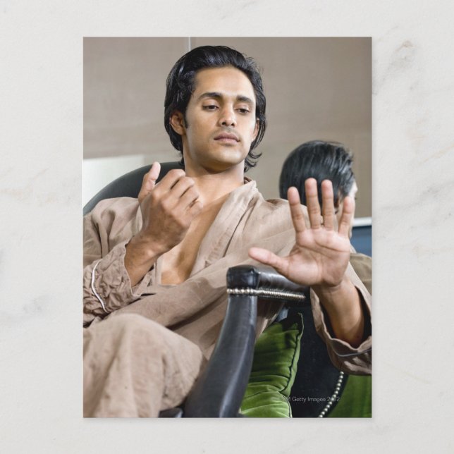 Carte Postale Homme admirant sa manucure (Devant)