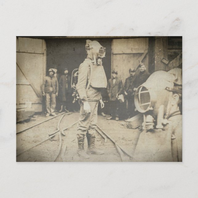 Carte Postale Homme avec casque d'oxygène à une mine de charbon (Devant)