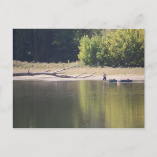 Carte Postale Homme, canot, chien et bois d'oeuvre