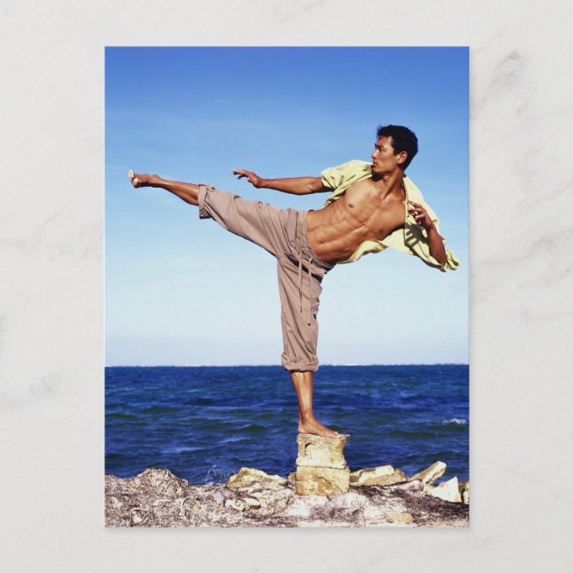 Carte Postale Homme en position de tir en arts martiaux, sur la  (Devant)