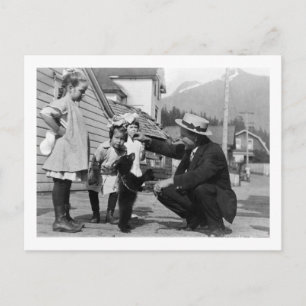 Carte Postale Homme et enfants jouant avec Bear Cub On Leas