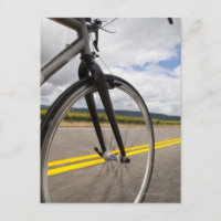 Homme faisant du vélo sur route à grande vitesse P