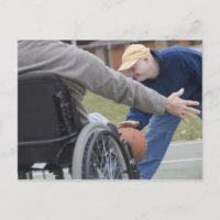 Homme handicapé jouant au basket avec son fils