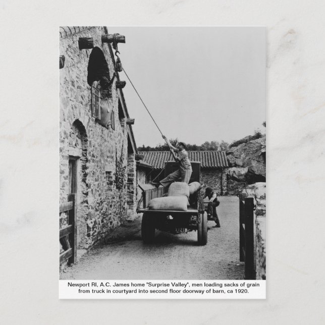 Carte Postale Hommes chargeant le grain du camion, Newport Rhode (Devant)