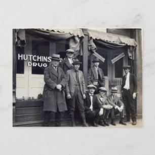Carte Postale Hommes devant Hutchings-Davis Drug Store