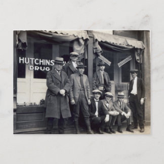 Carte Postale Hommes devant Hutchings-Davis Drug Store
