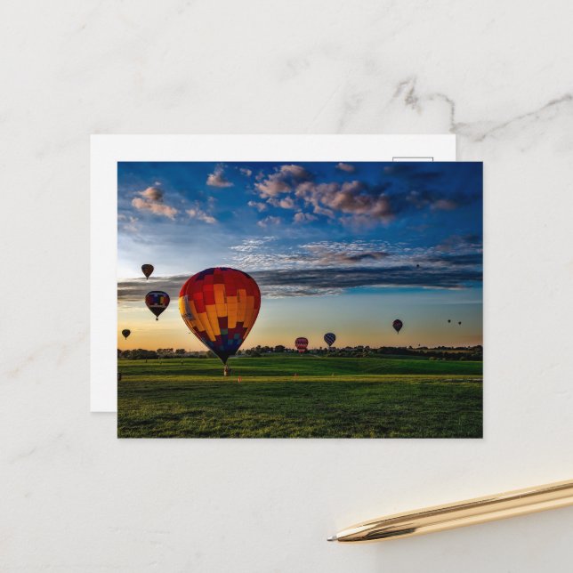 Carte Postale Hot Air Balloon Festival dans un beau ciel nuageux (Devant/Arrière en situation)