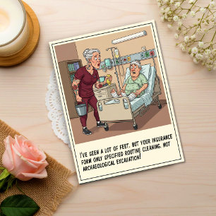 Carte Postale Infirmière tatouée donne un bain éponge à un patie