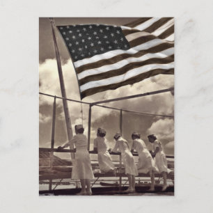 Carte Postale Infirmières regardant une île 1945