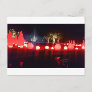 Carte Postale Installation d'art de lumière rouge éclatante Soir