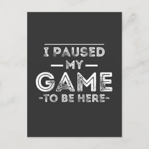 Carte Postale J'ai suspendu mon jeu pour être ici Graphic Sarcas