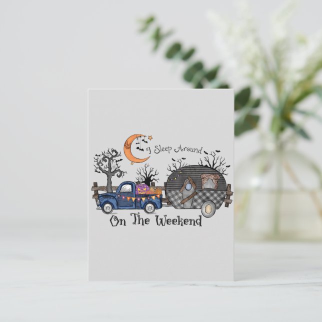 Carte Postale Je dors le week-end - Drôle Halloween (Debout devant)