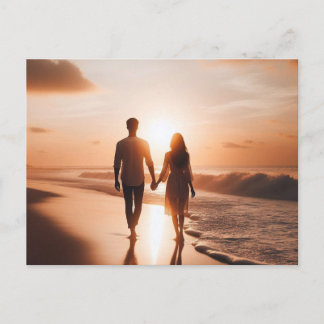 Carte Postale Jeune couple marchant sur la plage au coucher du s