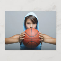 Jeune femme avec basket regardant la caméra