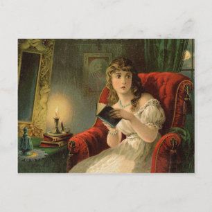Carte Postale Jeune femme effrayée lisant un livre, vacances vin