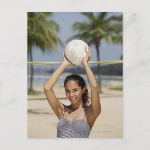 Carte Postale Jeune femme tenant du volley-ball et souriant