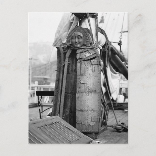 Carte Postale Jeune fille de bois, dispositif de torture, 1910s (Devant)