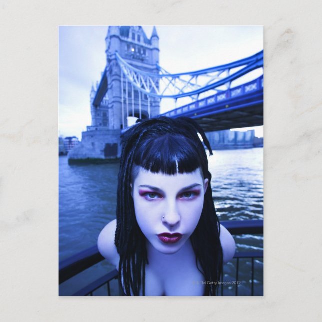 Carte Postale Jeune Goth femme penchée suggestivement près de To (Devant)