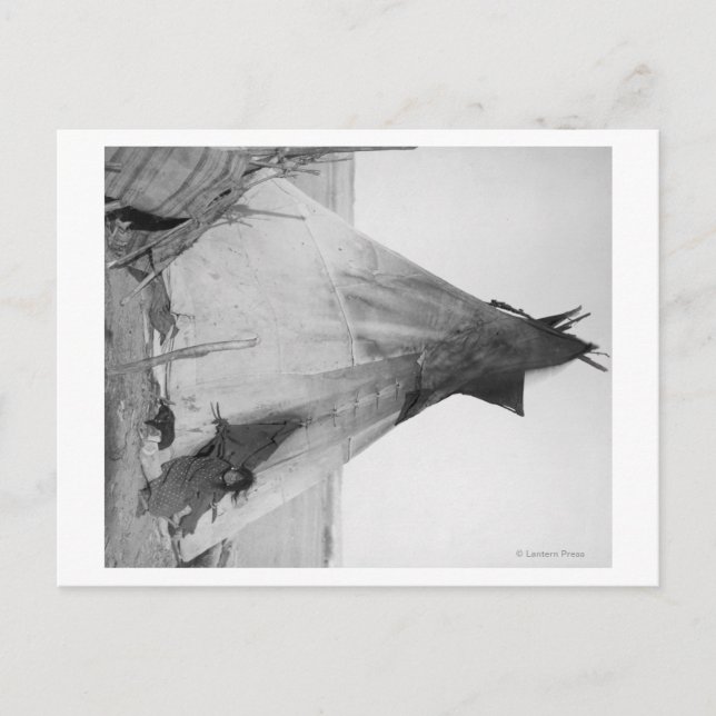 Carte Postale Jeune Indienne Oglala avec chiot devant Tipi (Devant)