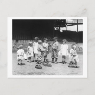Carte Postale Jeunes garçons et filles sur le terrain de basebal