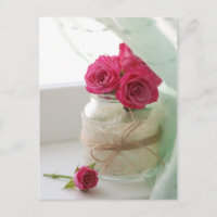 Jolies roses roses roses dans un bocal de verre