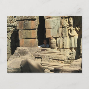 Carte Postale Jouer dans les ruines ... Ta Prohm, Cambodge