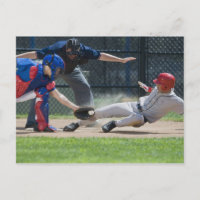 Joueur de baseball glissant dans la plaque
