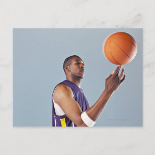 Carte Postale Joueur de basket-ball équilibrage balle sur un doi