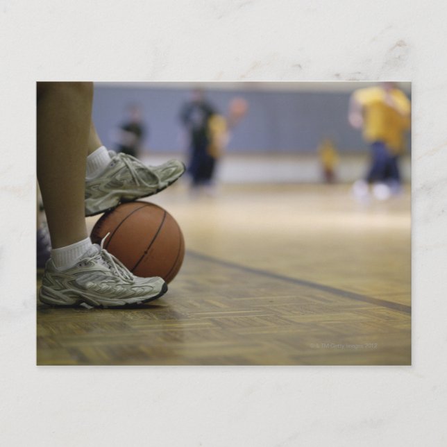 Carte Postale Joueur de basket-ball tenant la balle avec les pie (Devant)