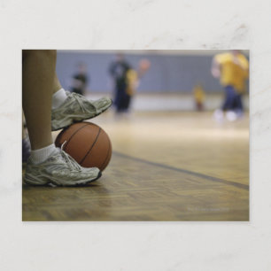 Carte Postale Joueur de basket-ball tenant la balle avec les pie
