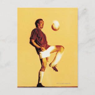 Carte Postale joueur de football rebondissant la balle du genou