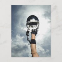 Joueur de football tenant un casque dans l'air