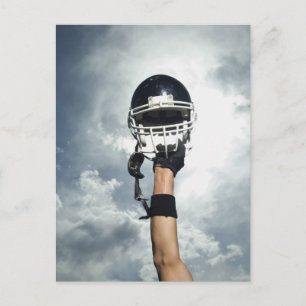 Carte Postale Joueur de football tenant un casque dans l'air