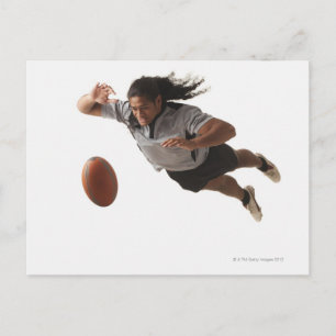 Carte Postale Joueur de rugby masculin plongée pour balle