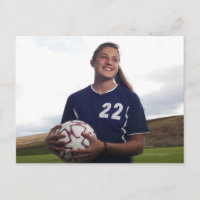 joueuse de football adolescente tenant un ballon d