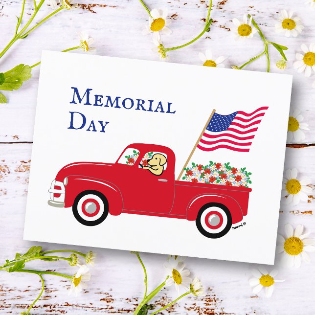 Carte Postale Journéemémorielle du camion rouge du Labrador jaun (Yellow Labrador Memorial Day Postcard for Labrador Owners.  The US Flag and Red Truck design.)