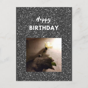 Carte Postale Joyeux anniversaire. Tuxedo chat avec un rose.