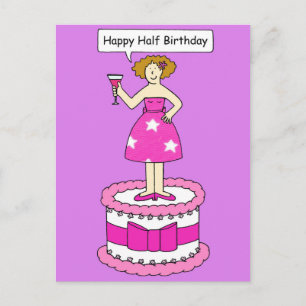Carte Postale Joyeux demi-anniversaire dame debout sur un gâteau
