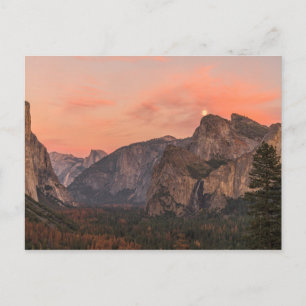 Carte Postale La lune superbe se lève au-dessus des roches de