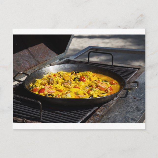 Carte Postale La paella est cuite sur un grill (Devant)