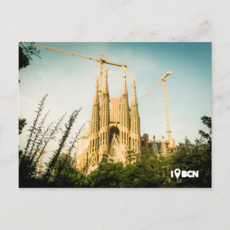 Carte Postale La Sagrada Familia de Gaudi avec le drapeau de la