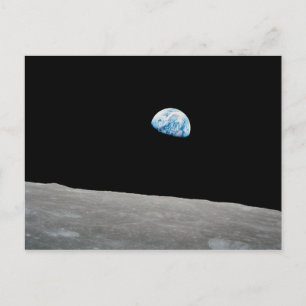 Carte Postale La Terre s'élevant au-dessus de l'horizon lunaire.