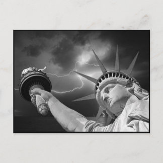 Carte Postale Lady Liberty sous un ciel orageux