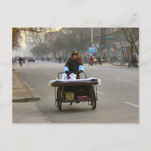 Carte Postale Lady livre des marchandises