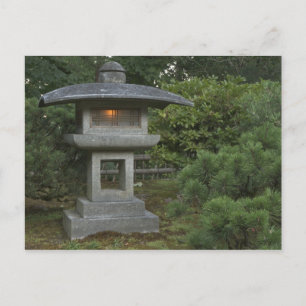 Carte Postale lanterne en pierre éclairée dans le jardin japonai