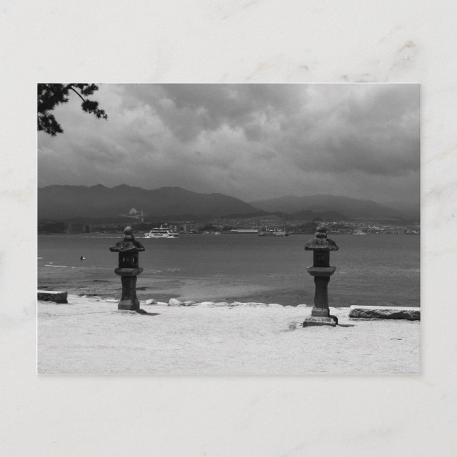 Carte Postale Lanternes En Pierre Au Bord De La Mer (Devant)