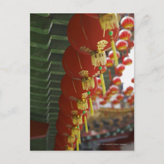 Carte Postale lanternes rouges chinoises accrochées au temple