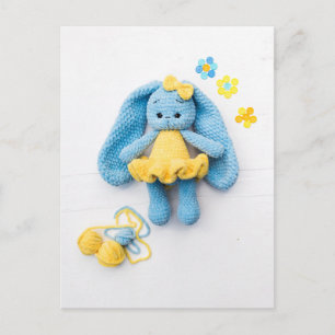 Carte Postale Lapin au Crochet Bleu et Jaune — Artisanat Cozy et