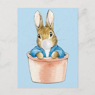 Carte Postale Lapin classique dans un pot de fleurs soufflant du